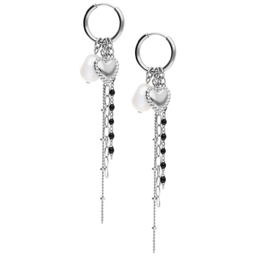 Orecchini a cerchio in argento con pendente a cuore e perle bianche su sfondo bianco