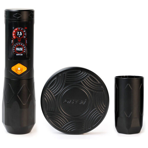 Penna per Tatuaggi Wireless GTR Nera su sfondo bianco con accessori