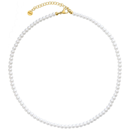Piccola collana di perle sintetiche con chiusura in metallo dorato su sfondo bianco