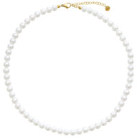 Grande collana di perle sintetiche con dettagli dorati Collana di grandi perle sintetiche con chiusura dorata su sfondo bianco