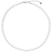 Collana argentata con grandi perle sintetiche su sfondo bianco