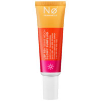 Tubo rosa e arancione di No Cosmetics Glowy Sunfluid su sfondo bianco