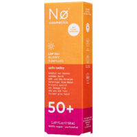 Confezione arancione e rosa di No Cosmetics Glowy Sunfluid SPF50 su sfondo bianco