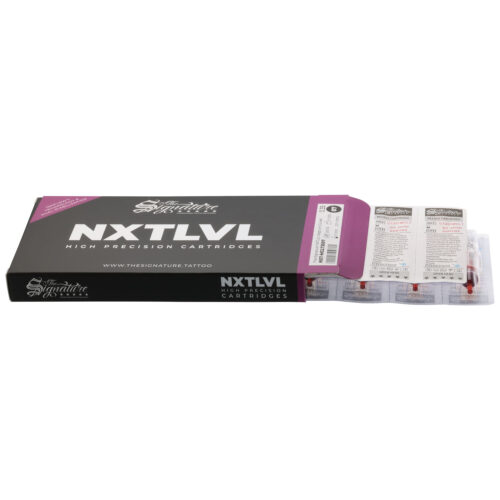 Confezione nera e viola con aghi per tatuaggi su sfondo bianco