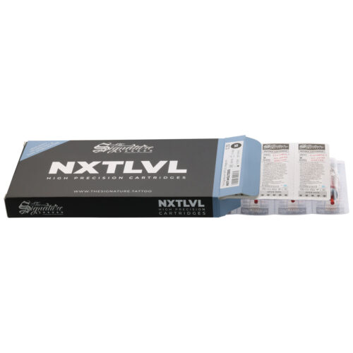 Scatola nera aperta con aghi per tatuaggi su sfondo bianco