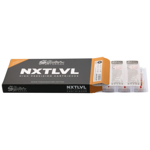 Scatola nera con aghi per tatuaggi, logo del marchio e cartucce estratte su sfondo bianco