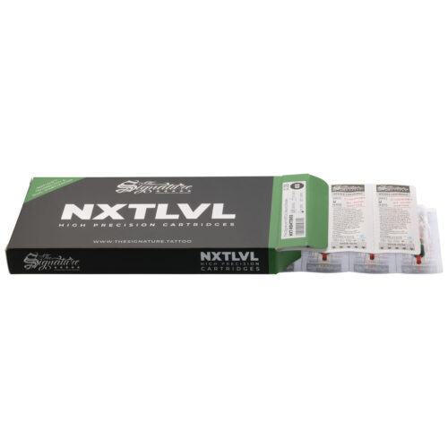 Confezione nera degli aghi per tatuaggi The Signature® con scatola aperta e aghi in primo piano