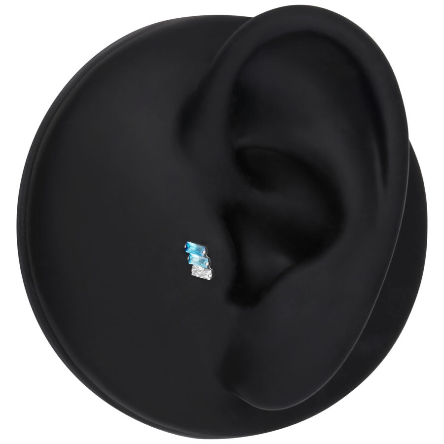 Accessorio Push Fit in argento con cristalli lavanda e turchese su modello di orecchio nero
