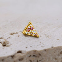 Accessorio Pizza dorato con cristalli Accessorio a forma di fetta di pizza dorato con cristalli chiari su sfondo beige