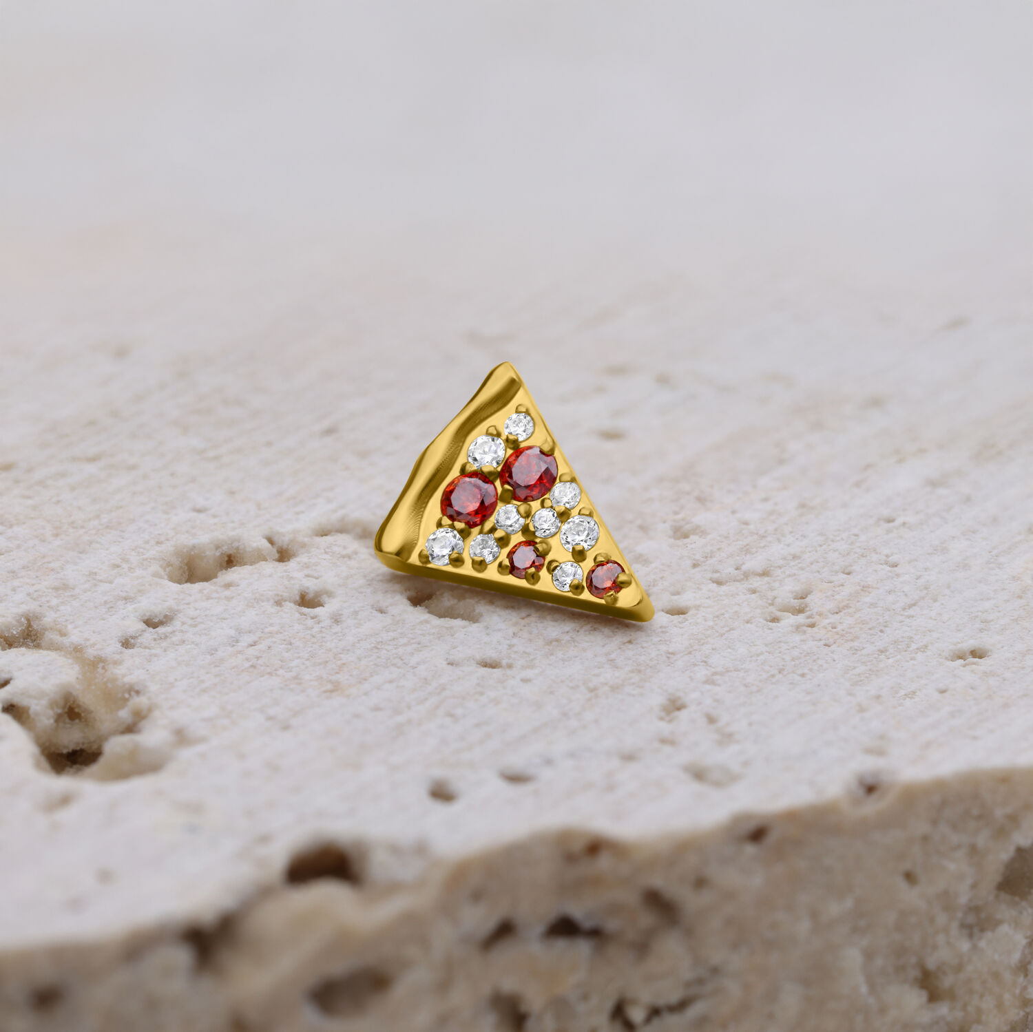 Accessorio Pizza dorato con cristalli Accessorio a forma di fetta di pizza dorato con cristalli chiari su sfondo beige