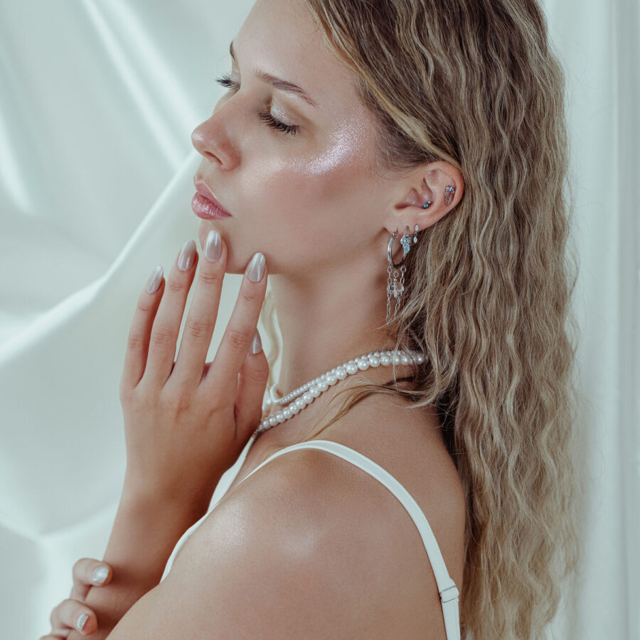 Donna con orecchino, Push Fit Ocean Gleam cristallo, cristalli argento e lavanda