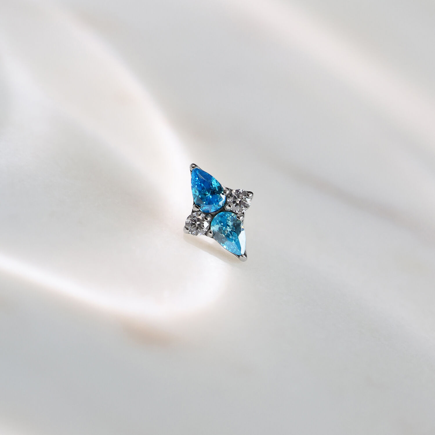 Attacco Push Fit argento con cristallo turchese su sfondo chiaro