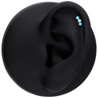 Attacco Push Fit in argento con tre cristalli scintillanti in lavanda e turchese su modello di orecchio nero