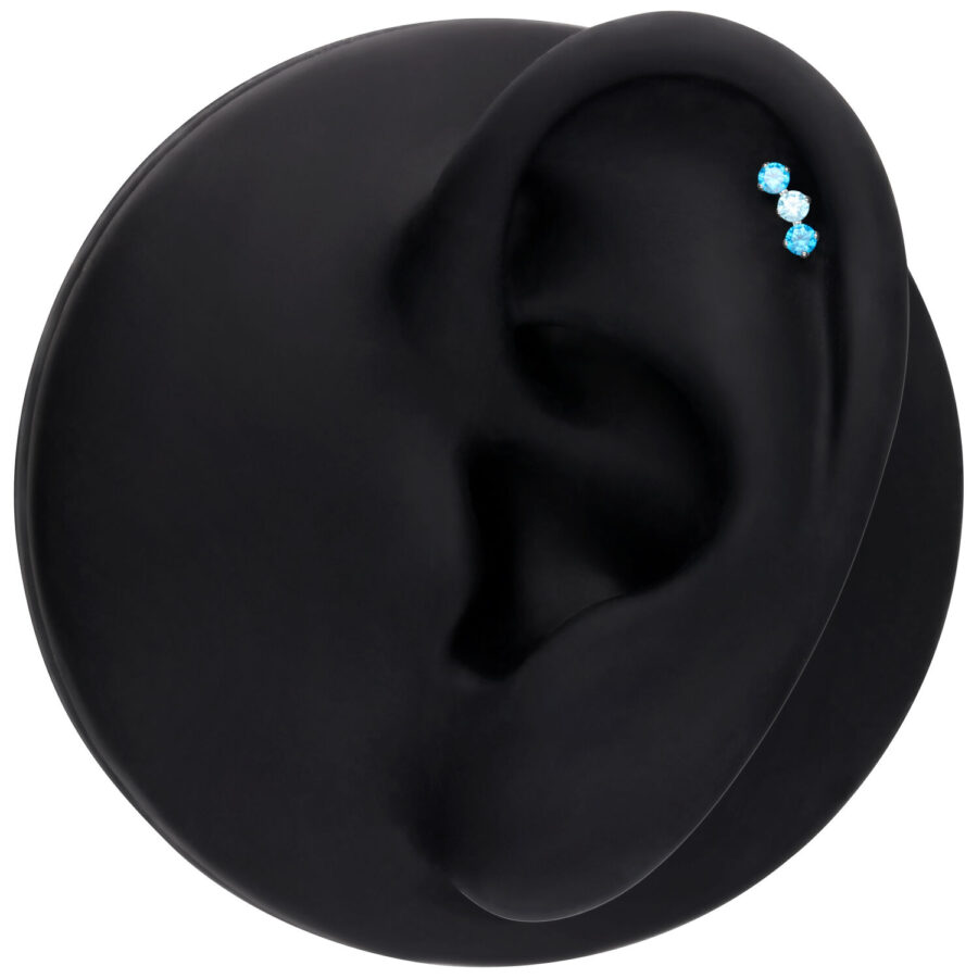 Attacco Push Fit in argento con tre cristalli scintillanti in lavanda e turchese su modello di orecchio nero