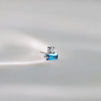 Inserto piercing argento con cristallo rettangolare turchese su sfondo grigio