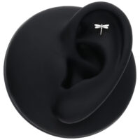 Inserto Libellula Argento in un modello di orecchio nero su sfondo bianco