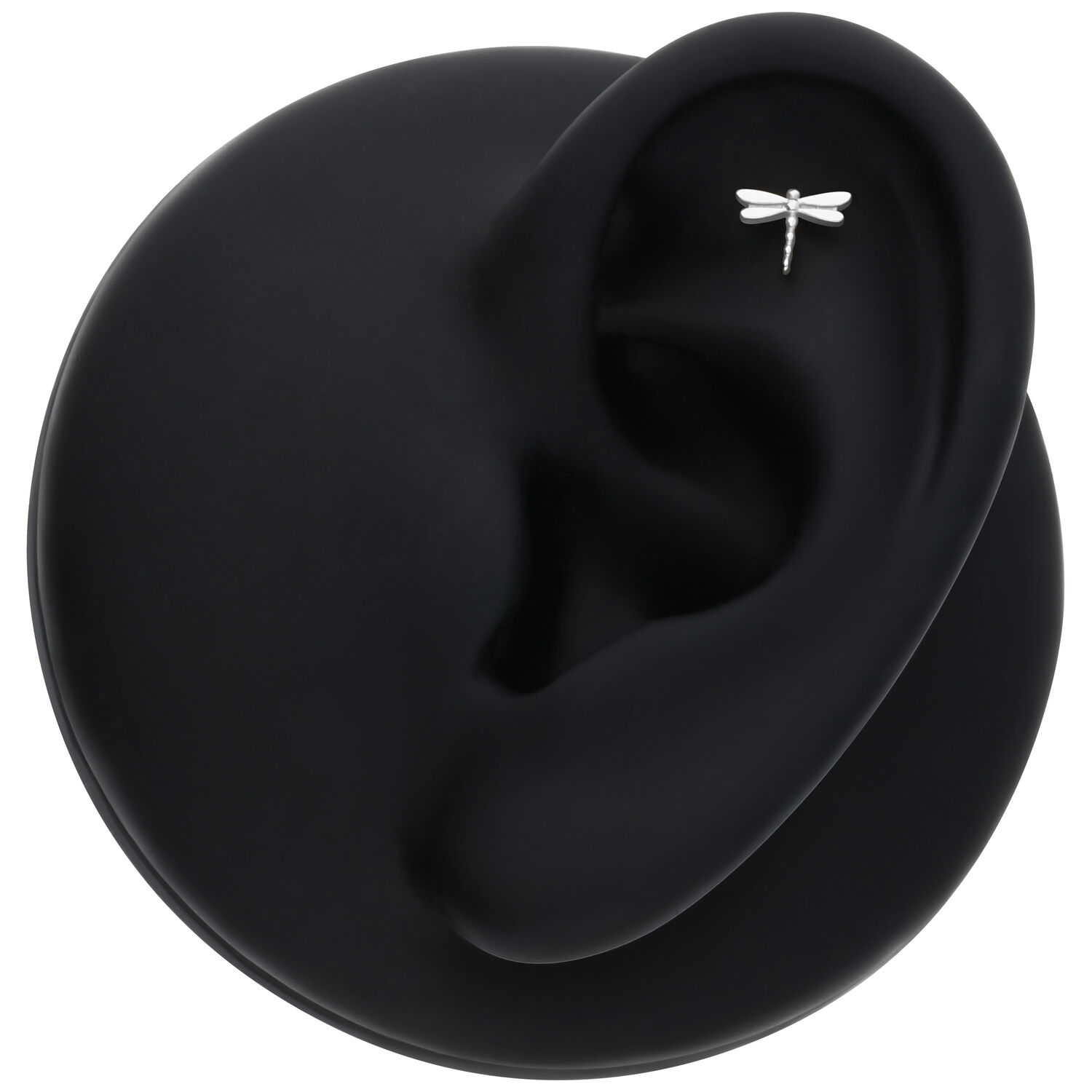 Inserto Libellula Argento in un modello di orecchio nero su sfondo bianco