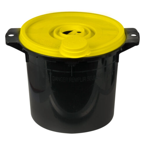 Cassaforte nera con coperchio giallo su sfondo bianco