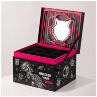 Scatola gioielli nera con fodera interna rosa e logo Wildcat su sfondo bianco