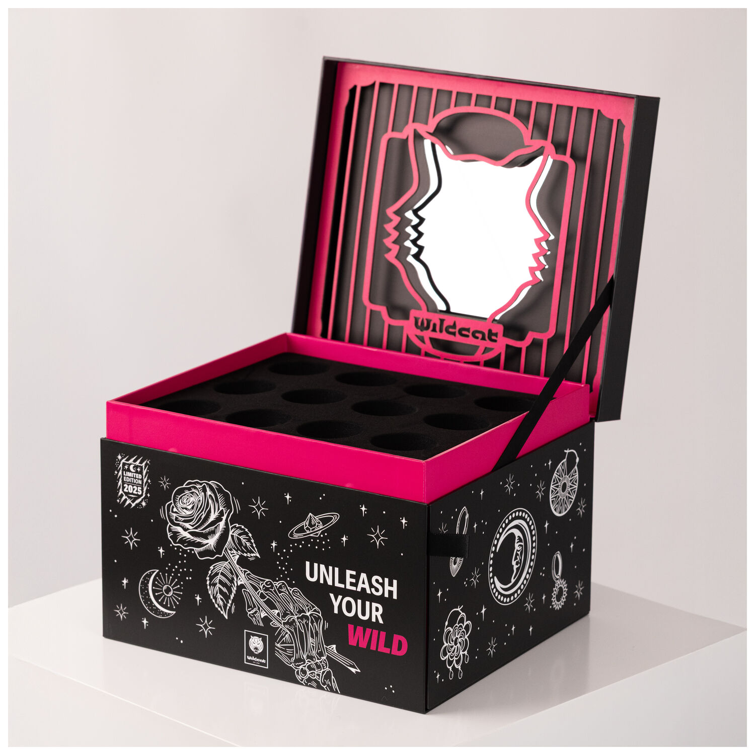 Scatola gioielli nera con fodera interna rosa e logo Wildcat su sfondo bianco