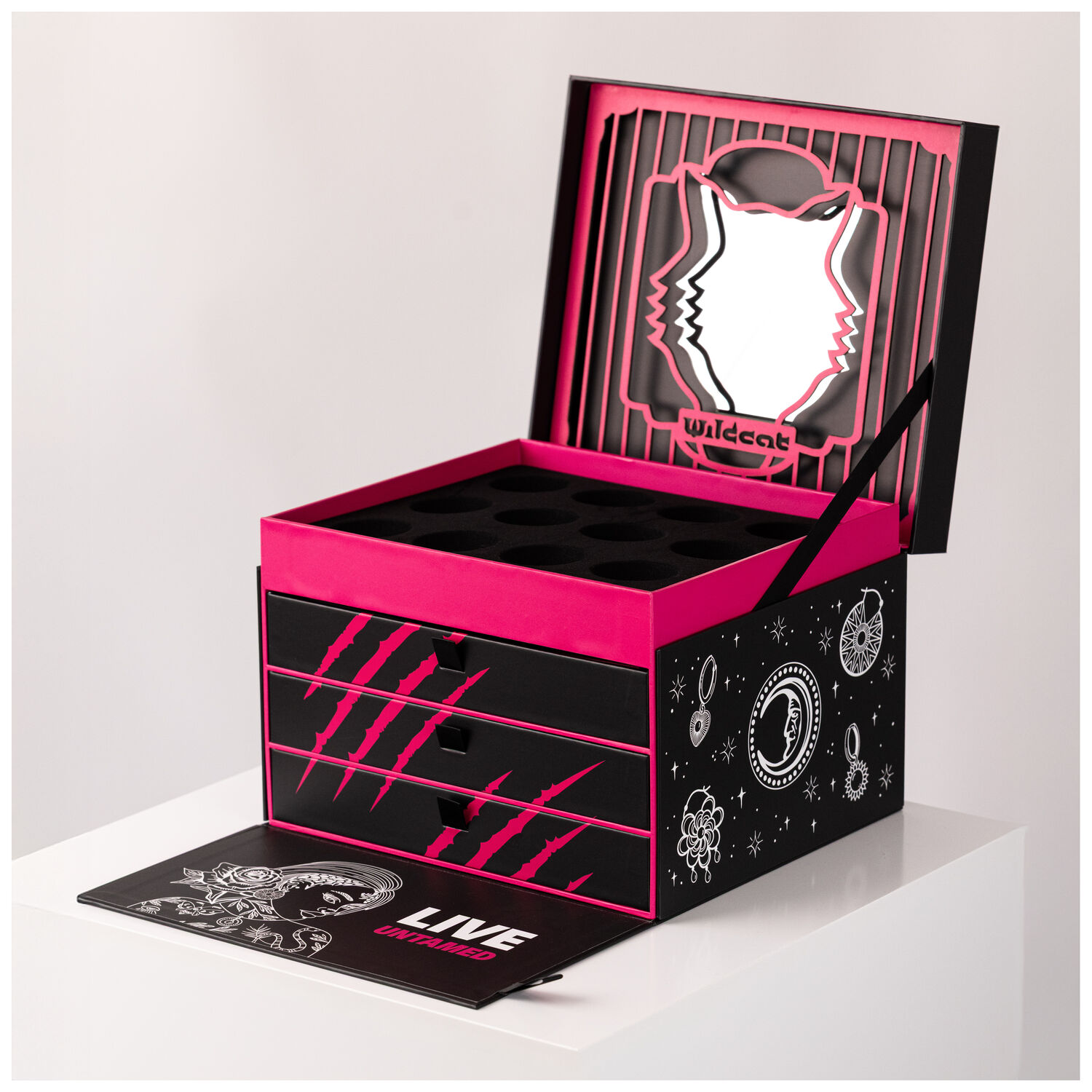 Scatola gioielli aperta nero-rosa con design Wildcat su sfondo bianco