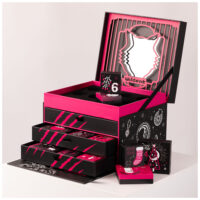 Calendario dell'Avvento Wildcat nero con cassetti aperti e accenti rosa su sfondo bianco