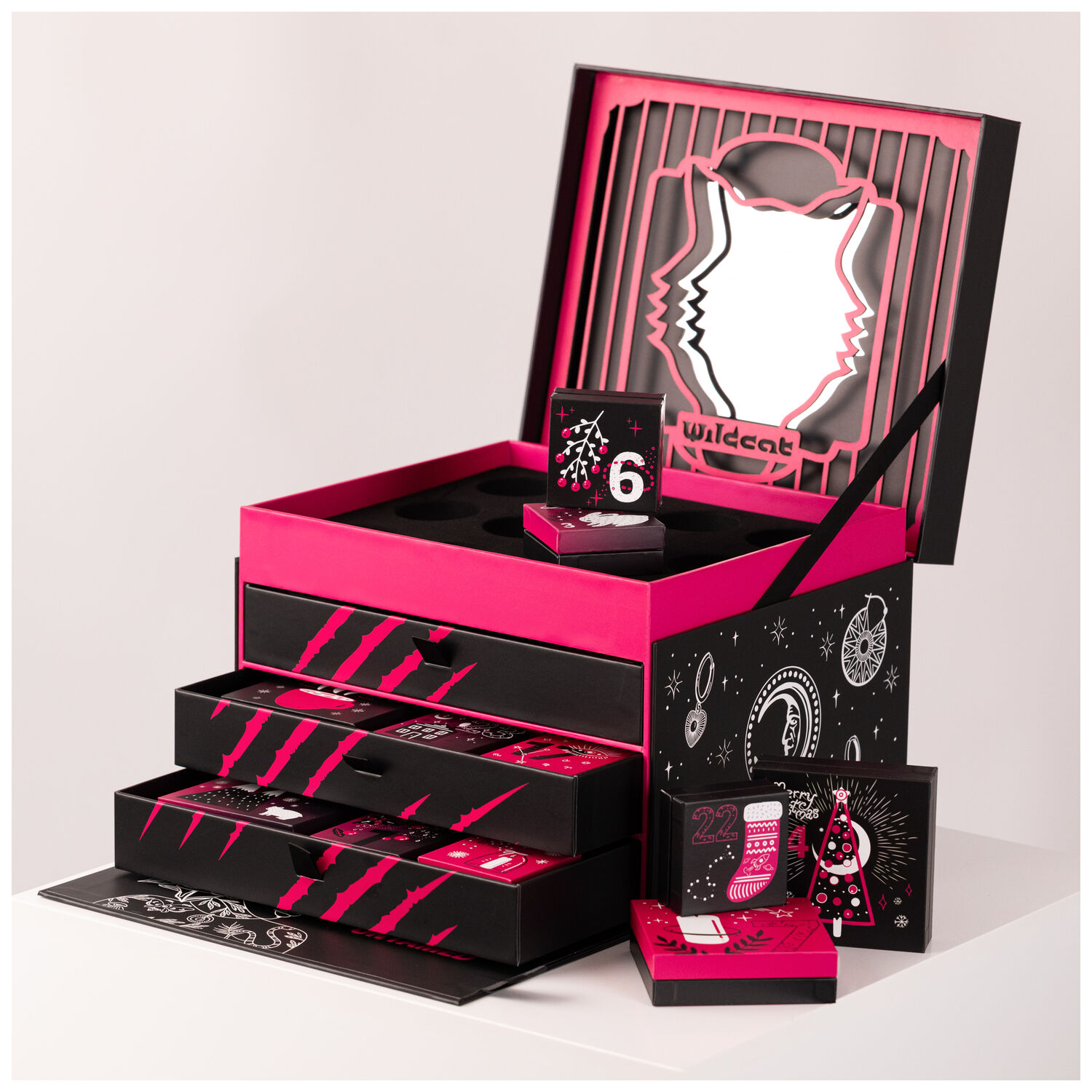 Calendario dell'Avvento Wildcat nero con cassetti aperti e accenti rosa su sfondo bianco