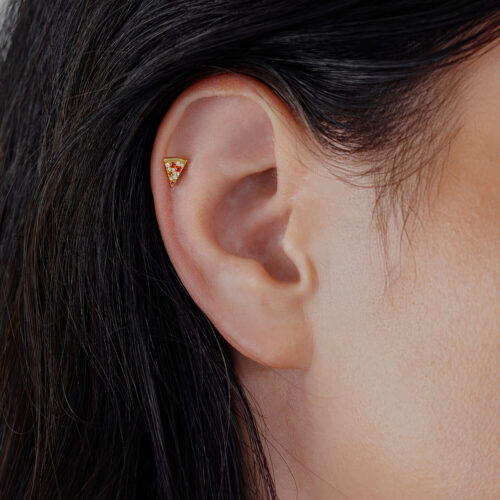 Accessorio a forma di pizza dorata nell'orecchio, cristalli chiari, titanio lucido.