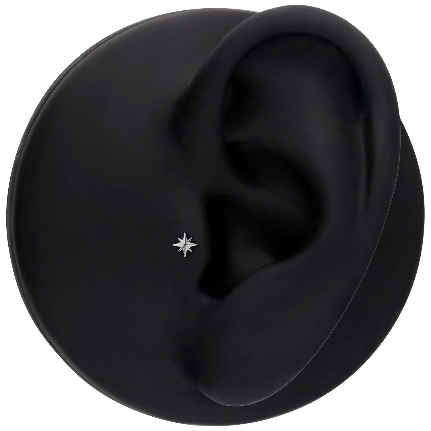 Accessorio argento a forma di stella in un modello di orecchio nero, ambiente studio