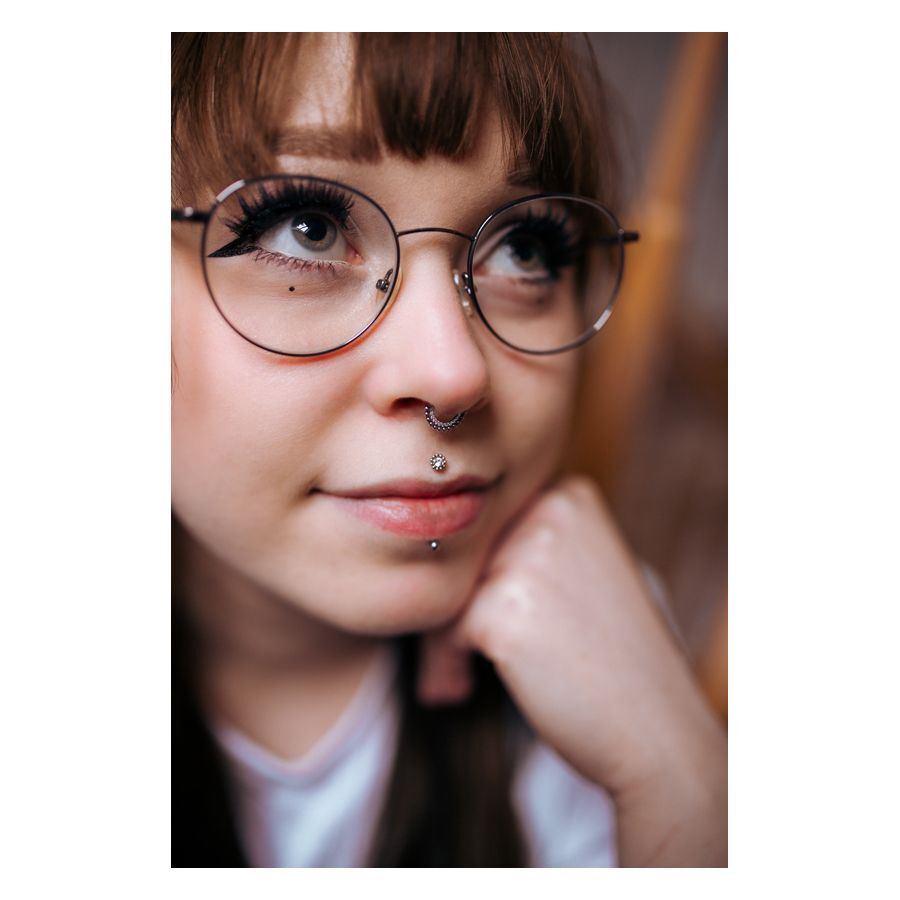 Donna con piercing al naso, cristallo e sfere, sorridente