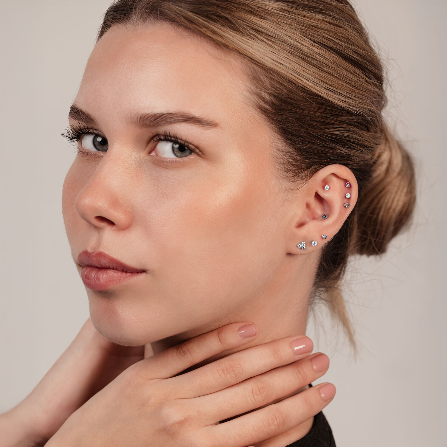 Donna con piercing Trinity attacco per filettatura interna all'orecchio