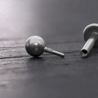 Sfera in titanio argentata per labret su sfondo scuro