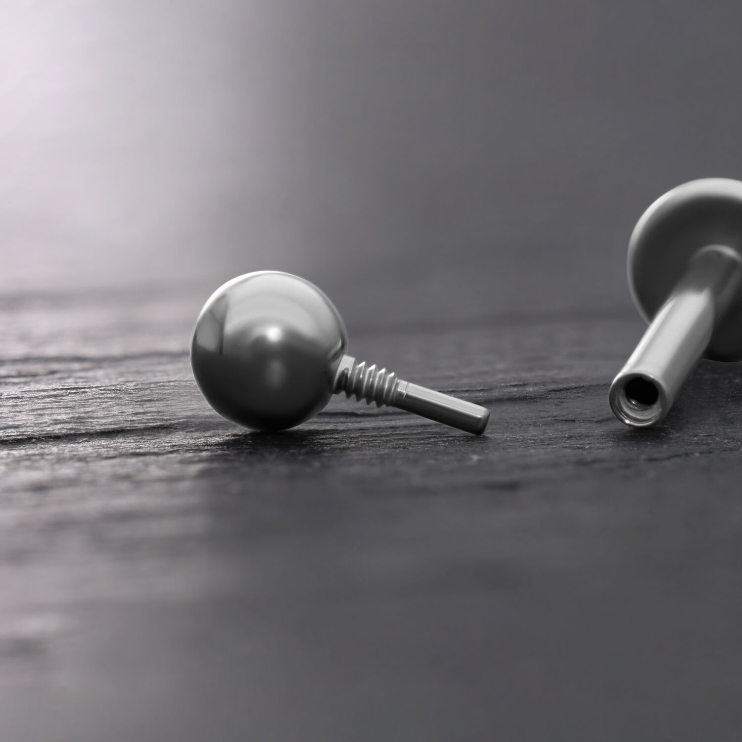 Sfera in titanio argentata per labret su sfondo scuro