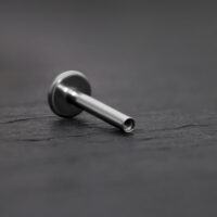 Labret in titanio argento con filettatura interna su sfondo grigio