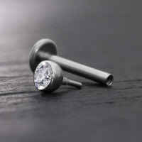 Accessorio Labret argento con sfera di cristallo chiara su sfondo grigio