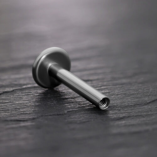 Barra Labret in titanio nero con filettatura interna su sfondo nero