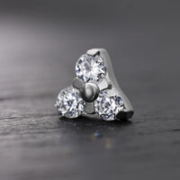 Attacco Trinity in argento con tre cristalli chiari su sfondo nero