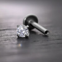 Attacco Prong in argento con cristallo per filettatura interna Labret su sfondo grigio