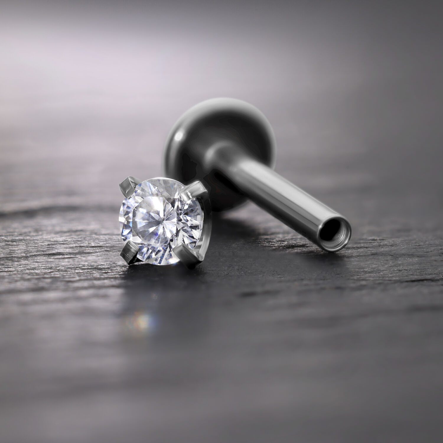 Attacco Prong in argento con cristallo per filettatura interna Labret su sfondo grigio