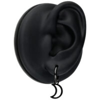 Orecchino Mini Moon Hoop nero all'orecchio su sfondo nero