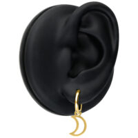 Orecchini Mini Moon in oro su modello di orecchio nero su sfondo bianco