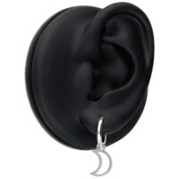 Mini Moon Hoops argento su un modello di orecchio nero
