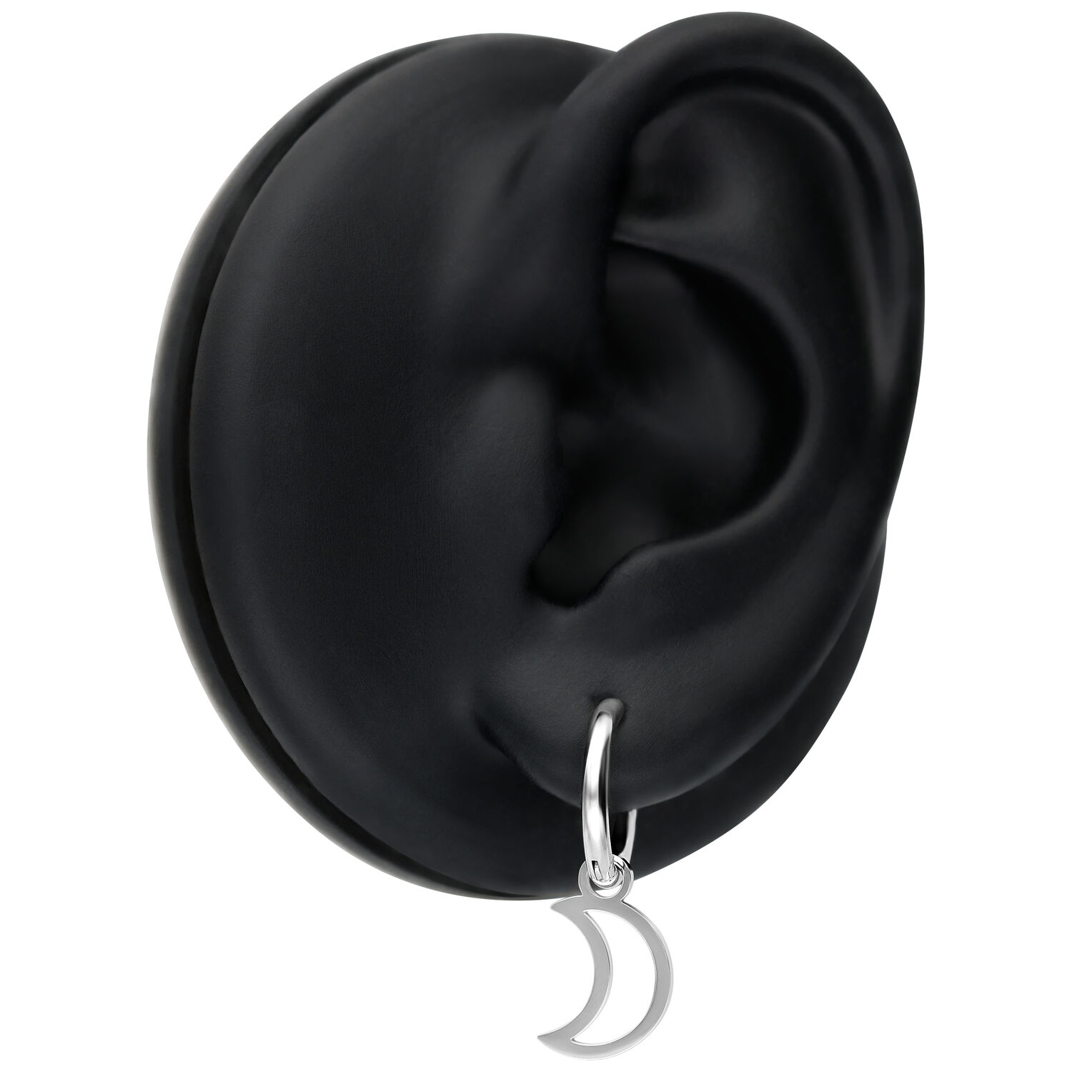 Mini Moon Hoops argento su un modello di orecchio nero