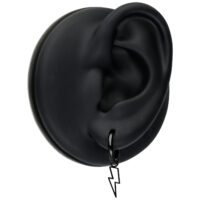 Mini cerchietti neri con ciondolo a forma di fulmine su un orecchio nero su sfondo bianco