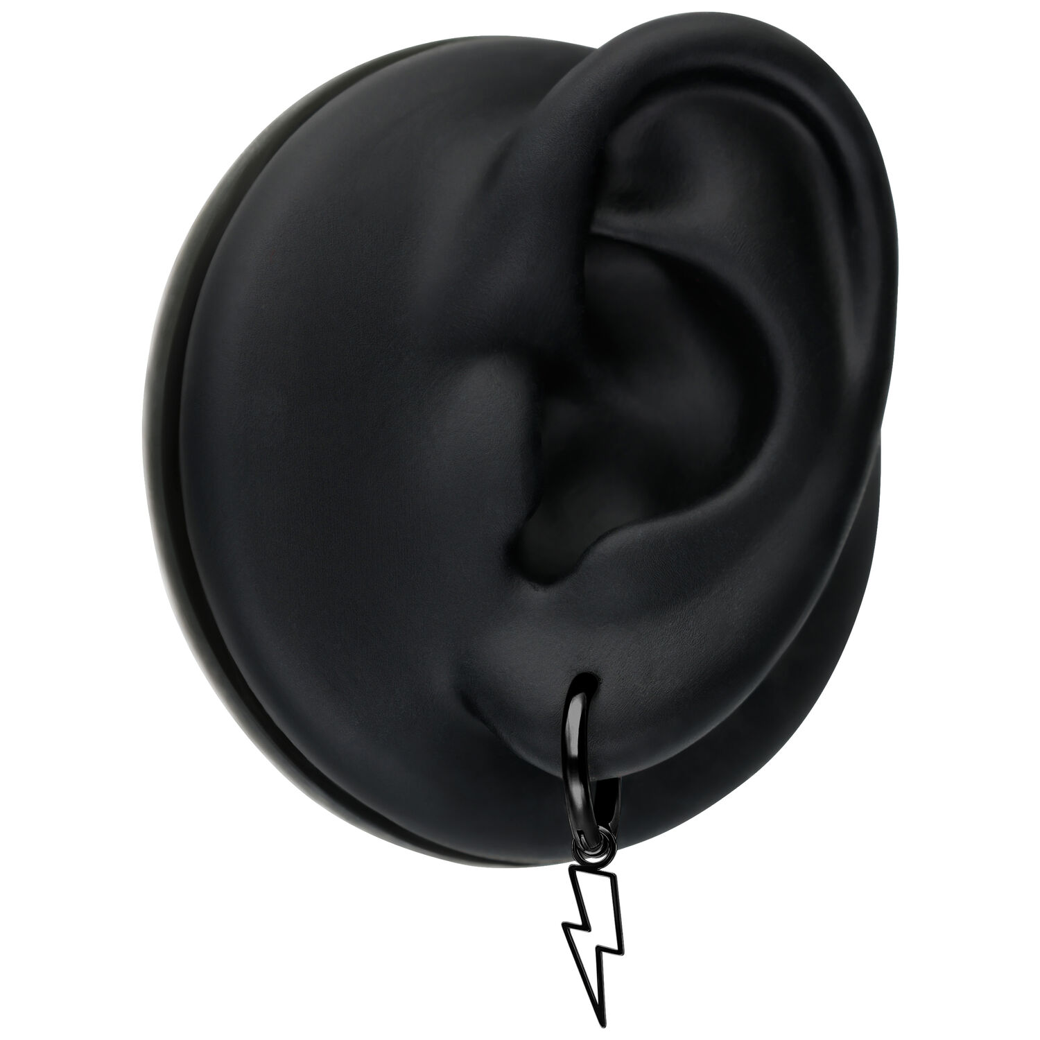 Mini cerchietti neri con ciondolo a forma di fulmine su un orecchio nero su sfondo bianco