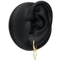 Orecchini Mini Flash Hoops dorati con ciondolo a fulmine su sfondo nero