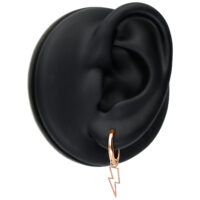 Orecchini Mini Flash Hoops oro rosa su modello di orecchio nero