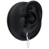 Mini Flash Hoops argento su modello di orecchio nero su sfondo bianco