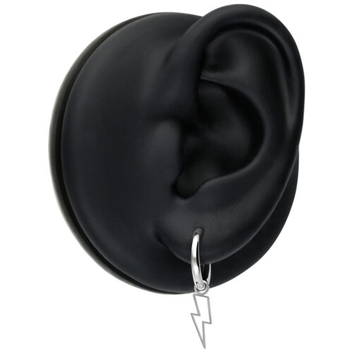 Mini Flash Hoops argento su modello di orecchio nero su sfondo bianco