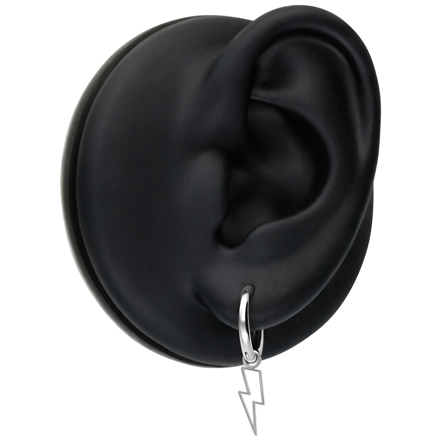 Mini Flash Hoops argento su modello di orecchio nero su sfondo bianco